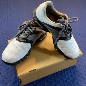 Nike Air Golf Shoes. Needs Cleats. Men’s Size 7. Fits Women Size 8.5.